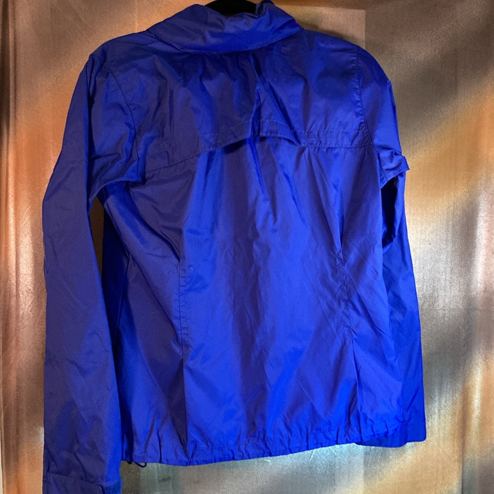 Columbia blue rain jacket with vent shoulder and hidden hood in collar. 126 - Picture 4 of 7